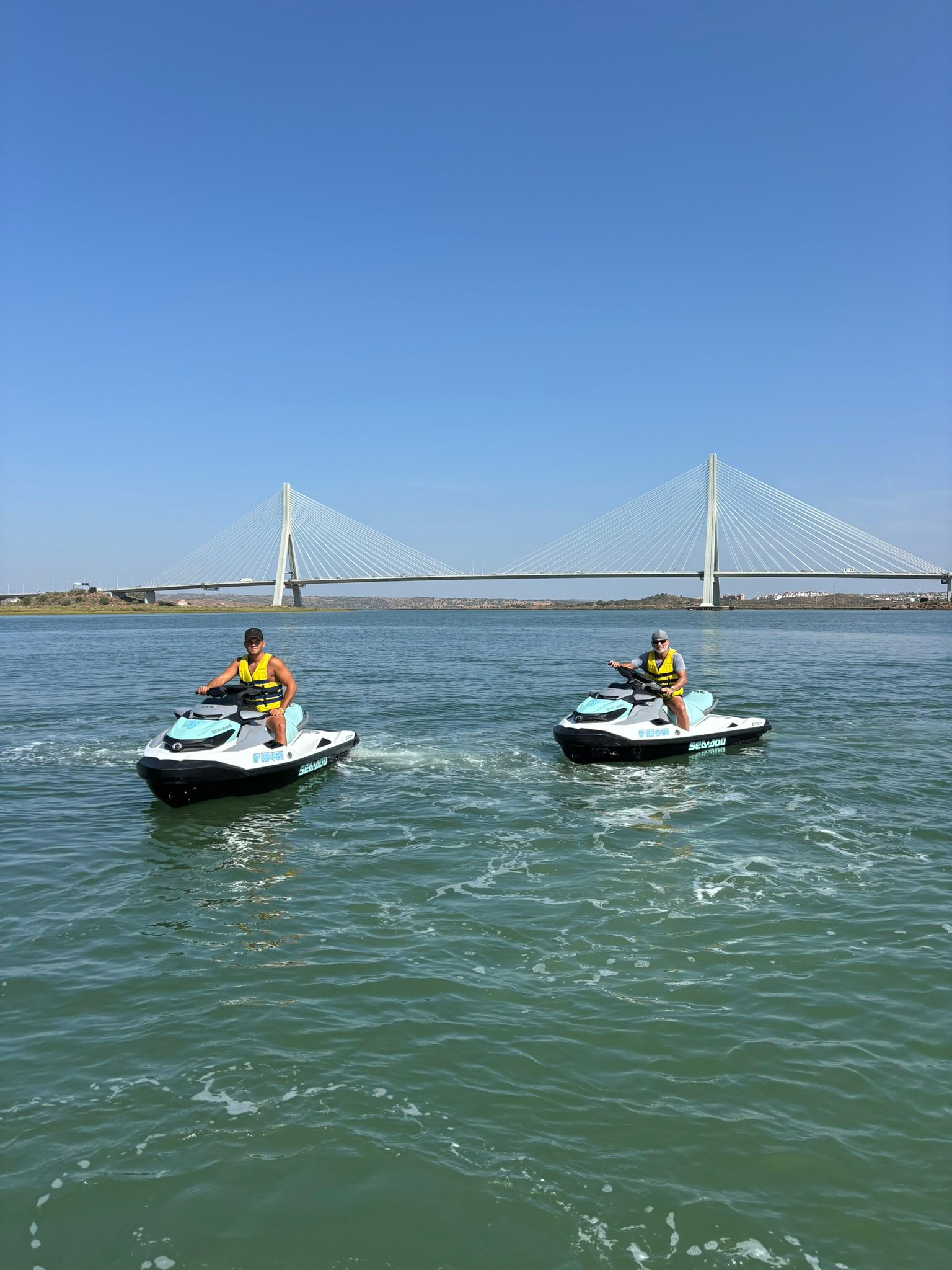 Moto de agua navegando por el mar de Isla Cristina
